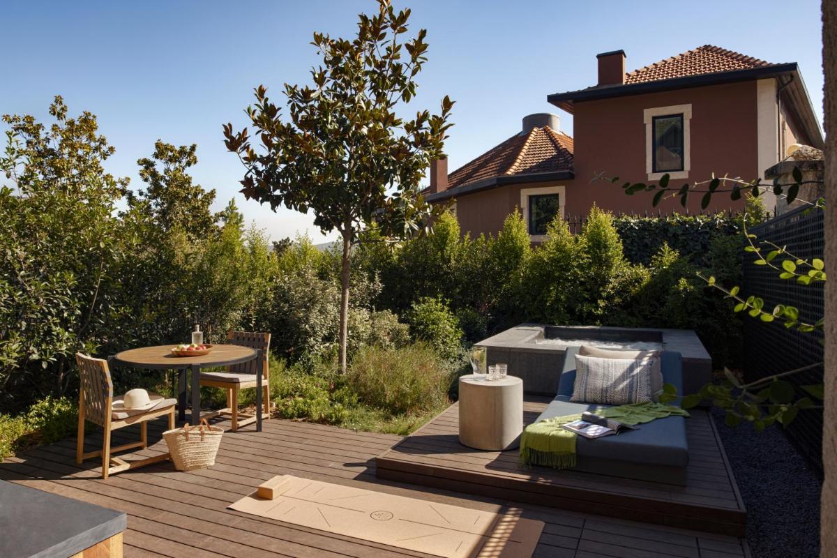 Um jardim no exterior de Six Senses Douro Valley