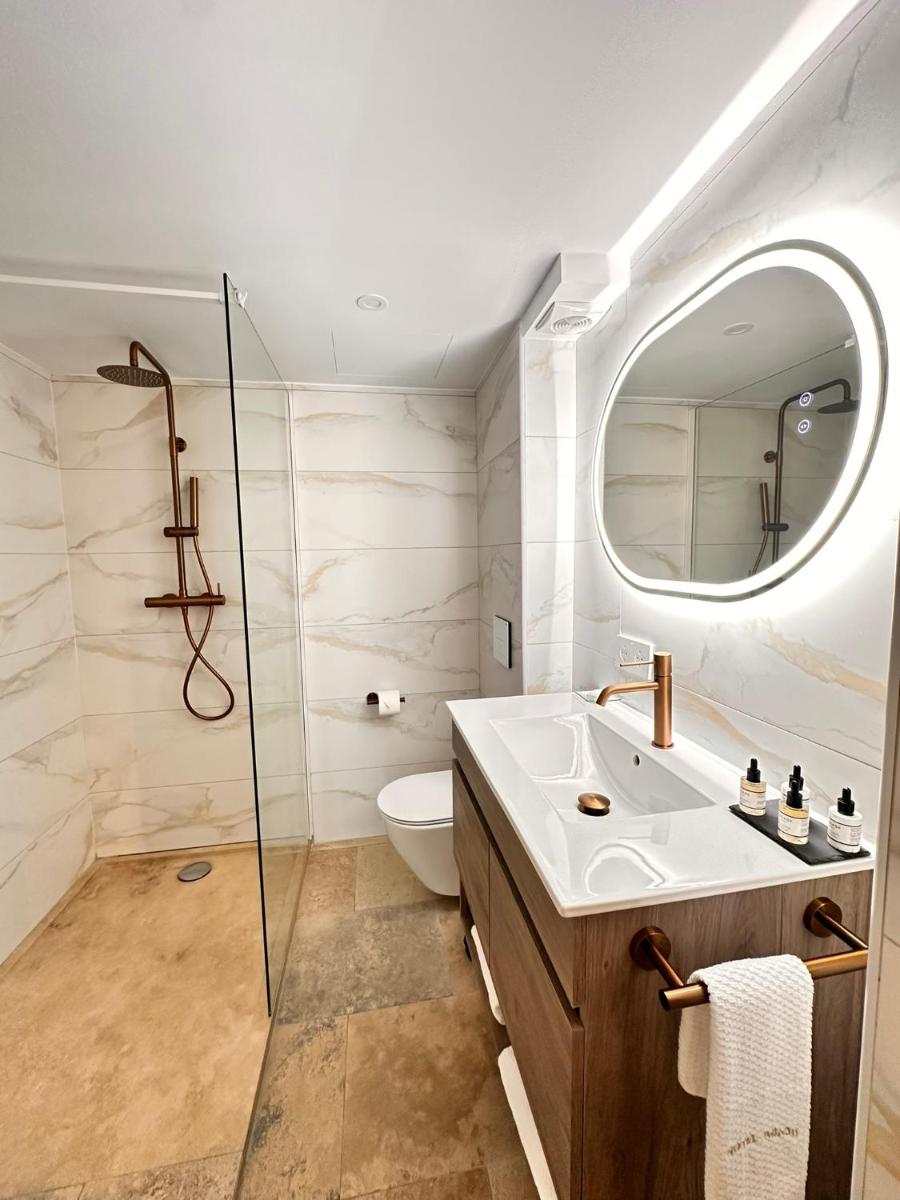 Un baño de Boutique Hotel Comtal Empuries
