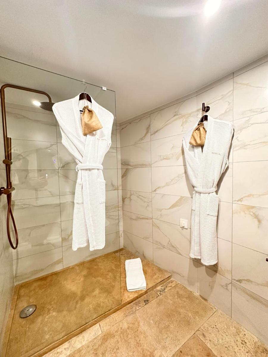 Un baño de Boutique Hotel Comtal Empuries