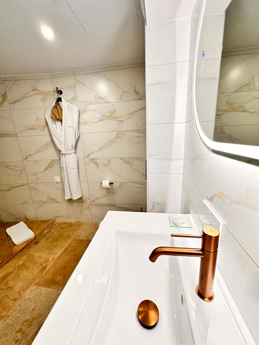 Un baño de Boutique Hotel Comtal Empuries