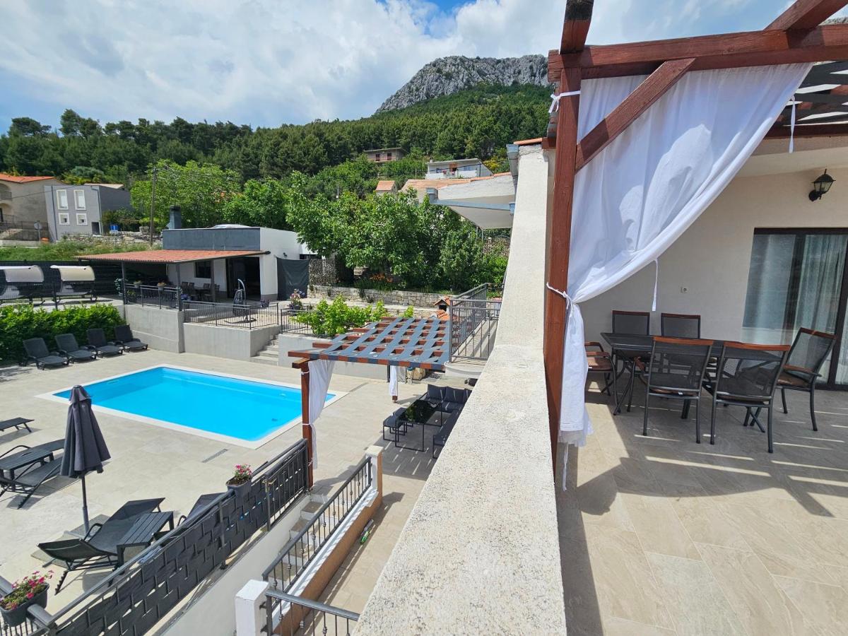 Holiday House Above with pool and summer kitchen - Housity