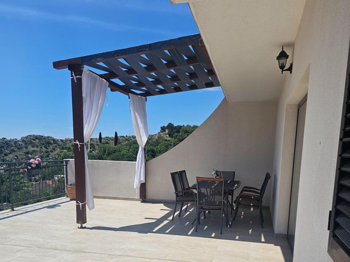Holiday House Above with pool and summer kitchen - Housity