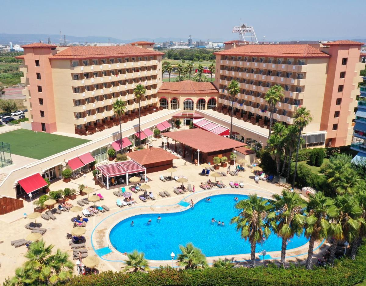 Una vista aérea de un complejo turístico con piscina. en Ohtels La Hacienda, en La Pineda