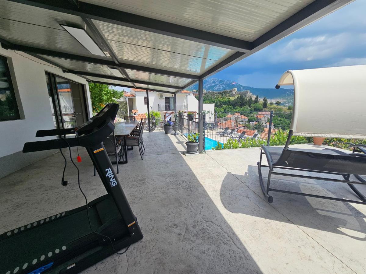 Holiday House Above with pool and summer kitchen - Housity