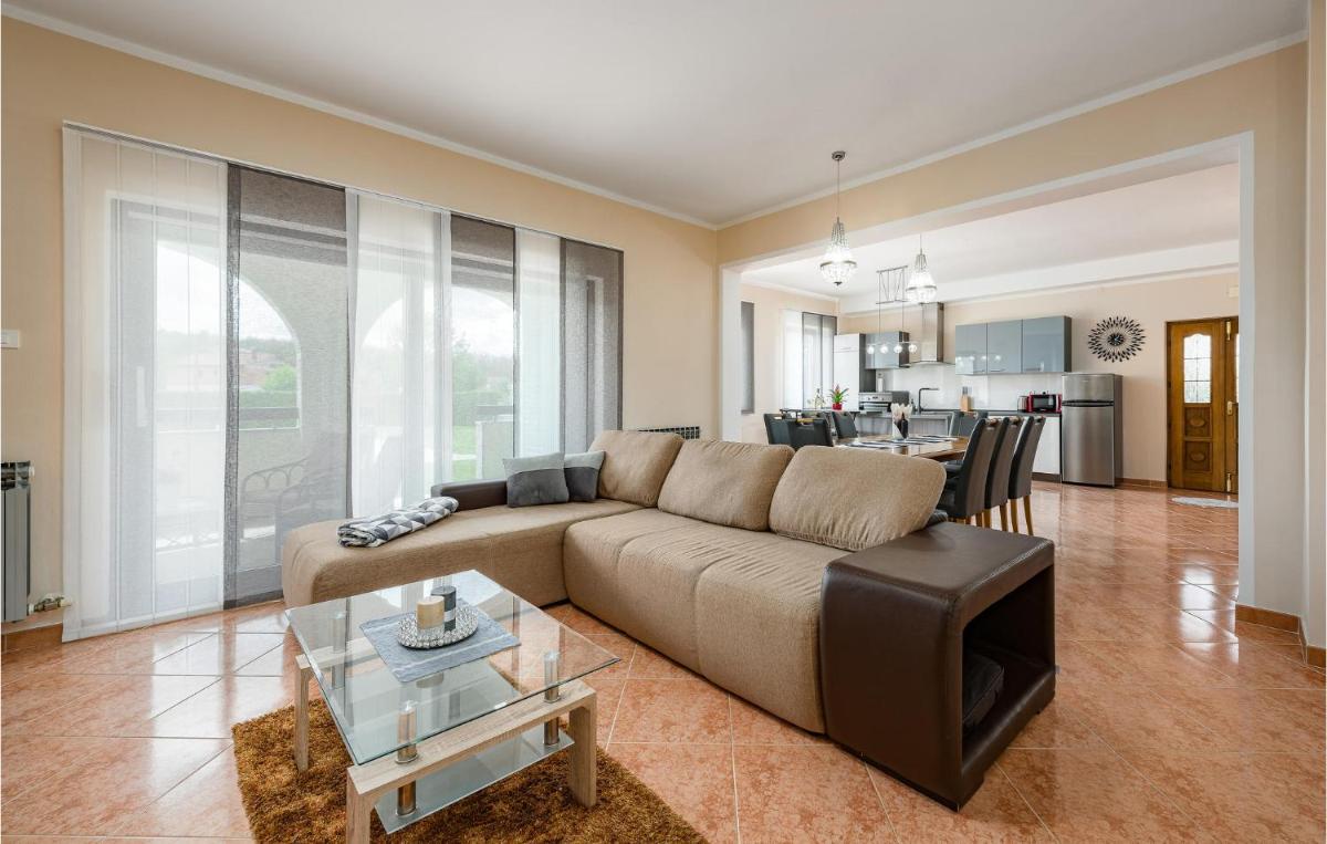 5 Bedroom Nice Home In Karojba - Housity