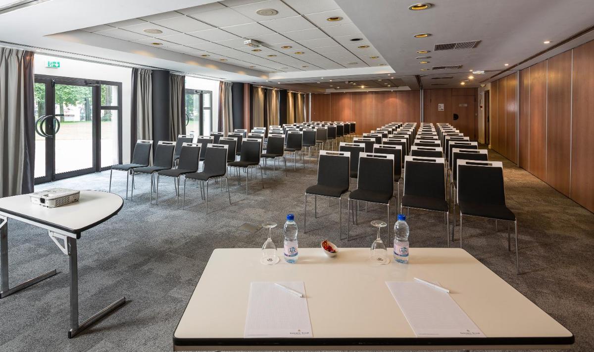 Espace de conférence ou salle de réunion dans l'établissement Le Riviera - Hôtel Restaurant & Spa - Ex Golden Tulip Aix les bains