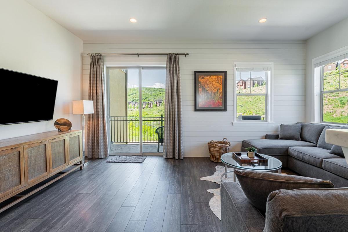 Ideal Location for Year-Round Recreation,Skiing! Visit Park City Mountains Are Calling! - Housity