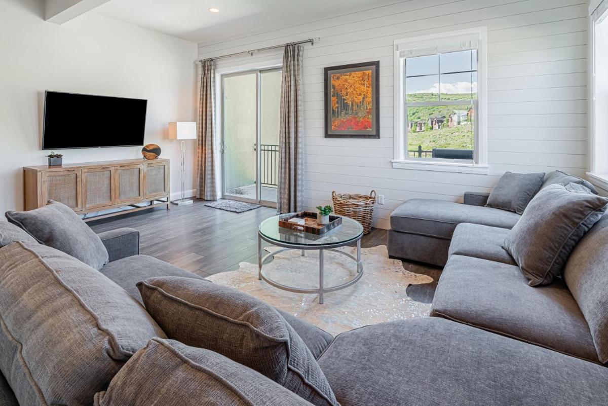 Ideal Location for Year-Round Recreation,Skiing! Visit Park City Mountains Are Calling! - Housity