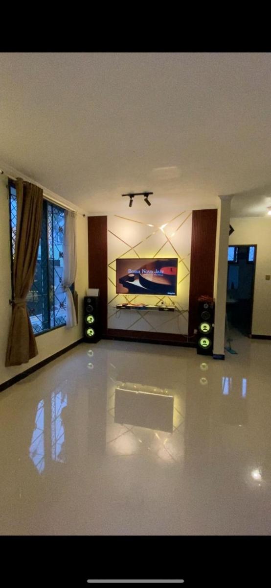 Villa kota bunga 3 BR Kolam renang pribadi - Housity