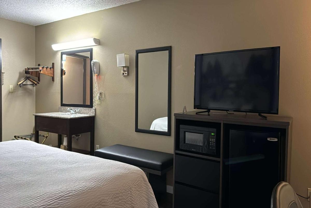 Super 8 by Wyndham Sullivan - Housity