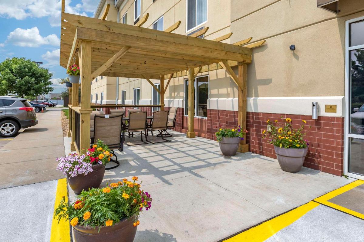 Comfort Suites Coralville I-80 - Housity