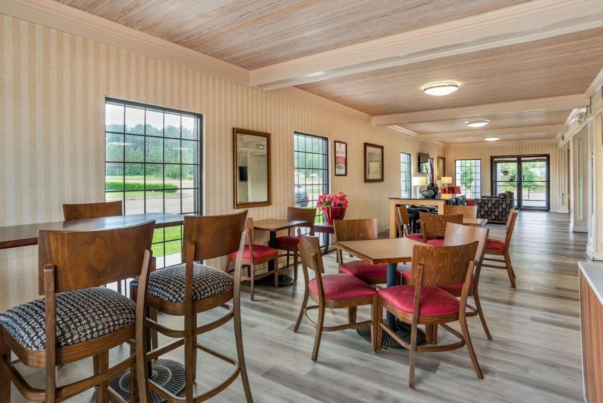 Econo Lodge Inn & Suites Philadelphia MS - Housity