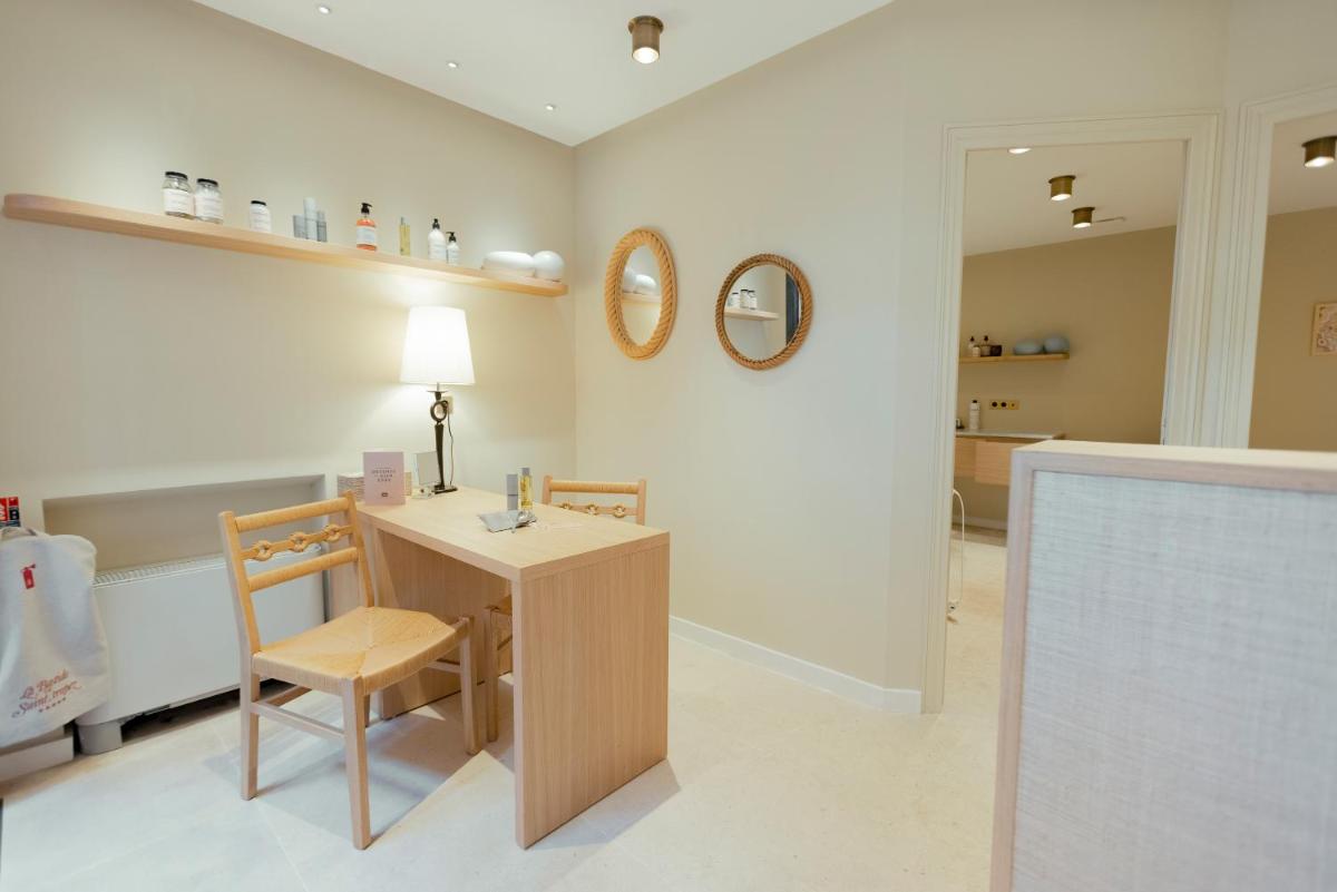 une pièce avec un bureau, des chaises et un miroir dans l'établissement La Bastide de Saint Tropez, à Saint-Tropez