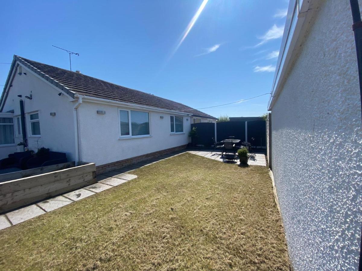 Prestatyn 2-Bed Bungalow Sleeps 5 with Hot Tub - Housity