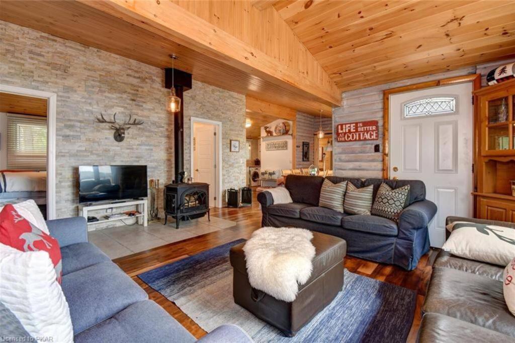 Waterfront Cottage - Fireplace - Kawartha - Housity
