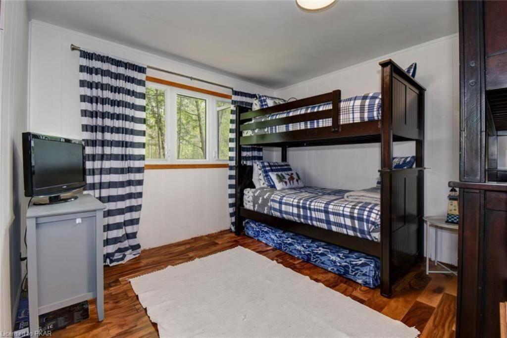 Waterfront Cottage - Fireplace - Kawartha - Housity