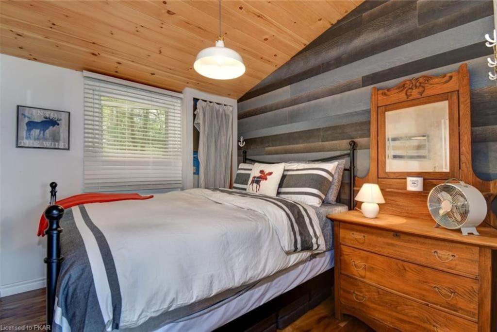 Waterfront Cottage - Fireplace - Kawartha - Housity