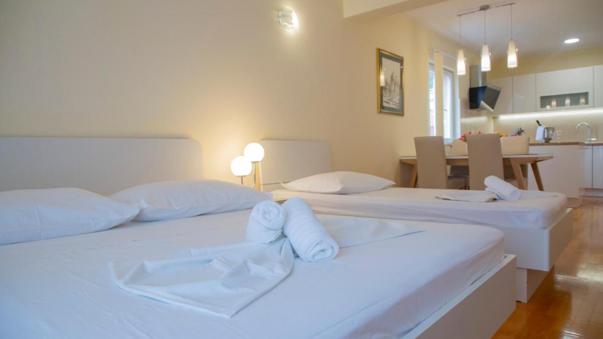Apartments Pavoković Baška Voda - Beach nearby - Housity