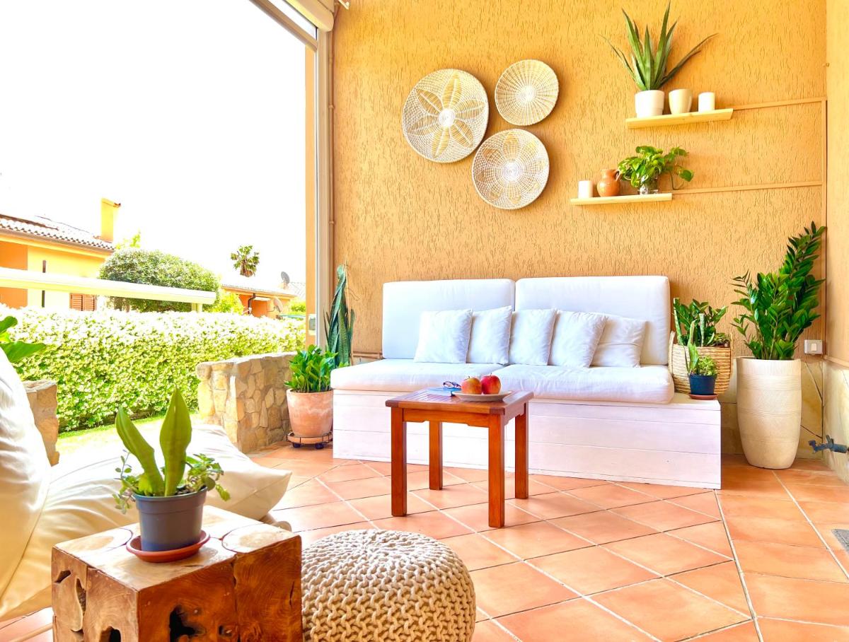 Stylish beach house near white sand beach - Housity