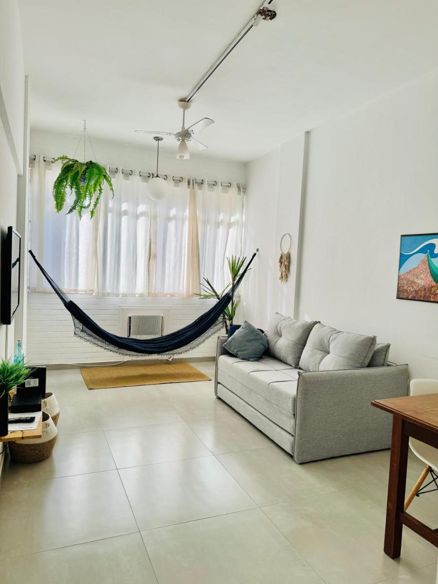 Copacabana Beach! Aconchegante apartamento na quadra da praia. - Housity
