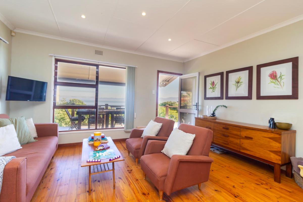 Oceanfront bungalow 3 br/2 ba, Wifi Fireplace: Guppy Huys - Housity