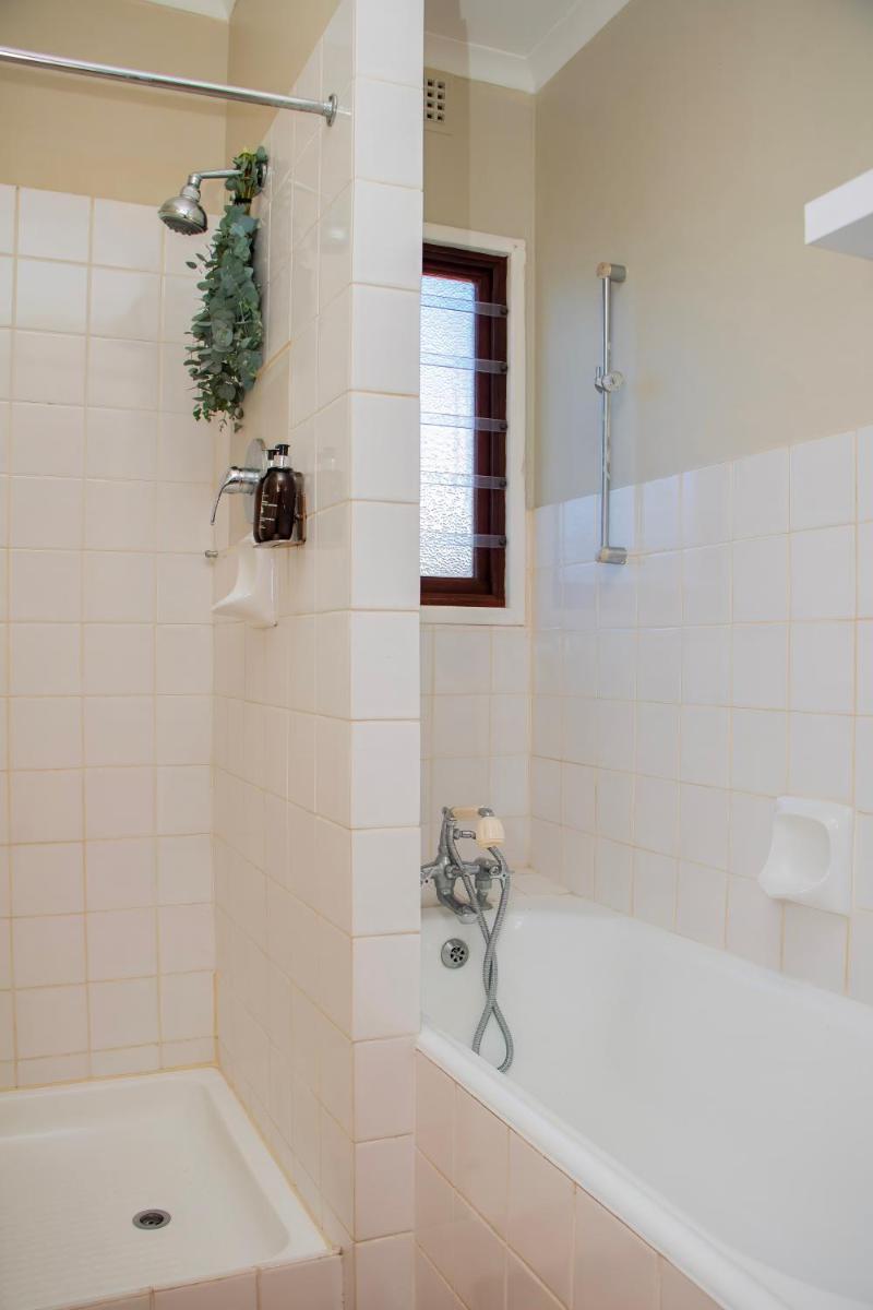 Oceanfront bungalow 3 br/2 ba, Wifi Fireplace: Guppy Huys - Housity