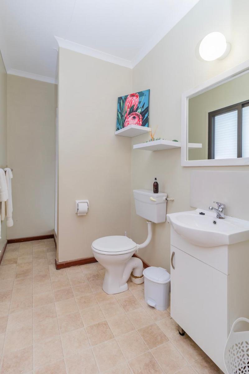 Oceanfront bungalow 3 br/2 ba, Wifi Fireplace: Guppy Huys - Housity