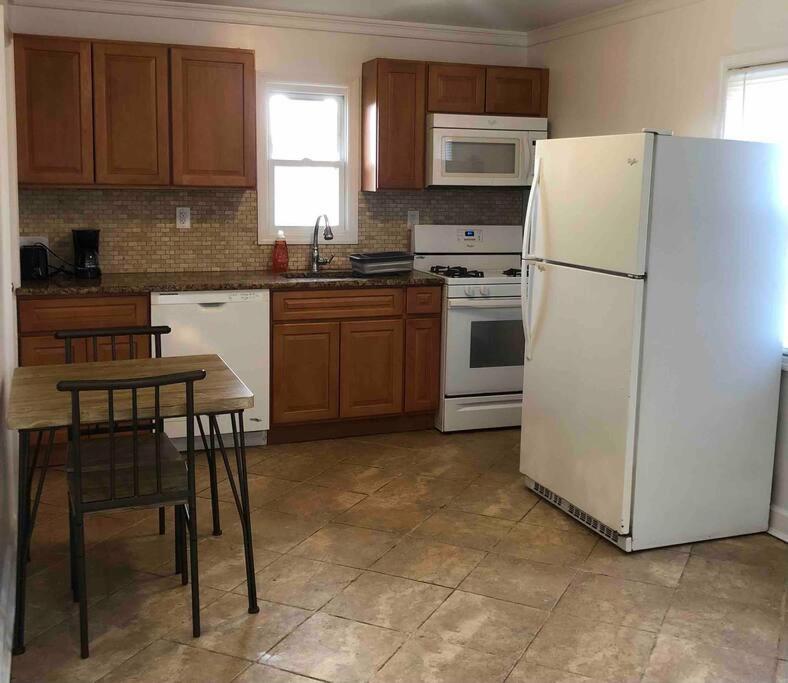 Private 2-bed house 15-min walk NYC train, parking - Housity