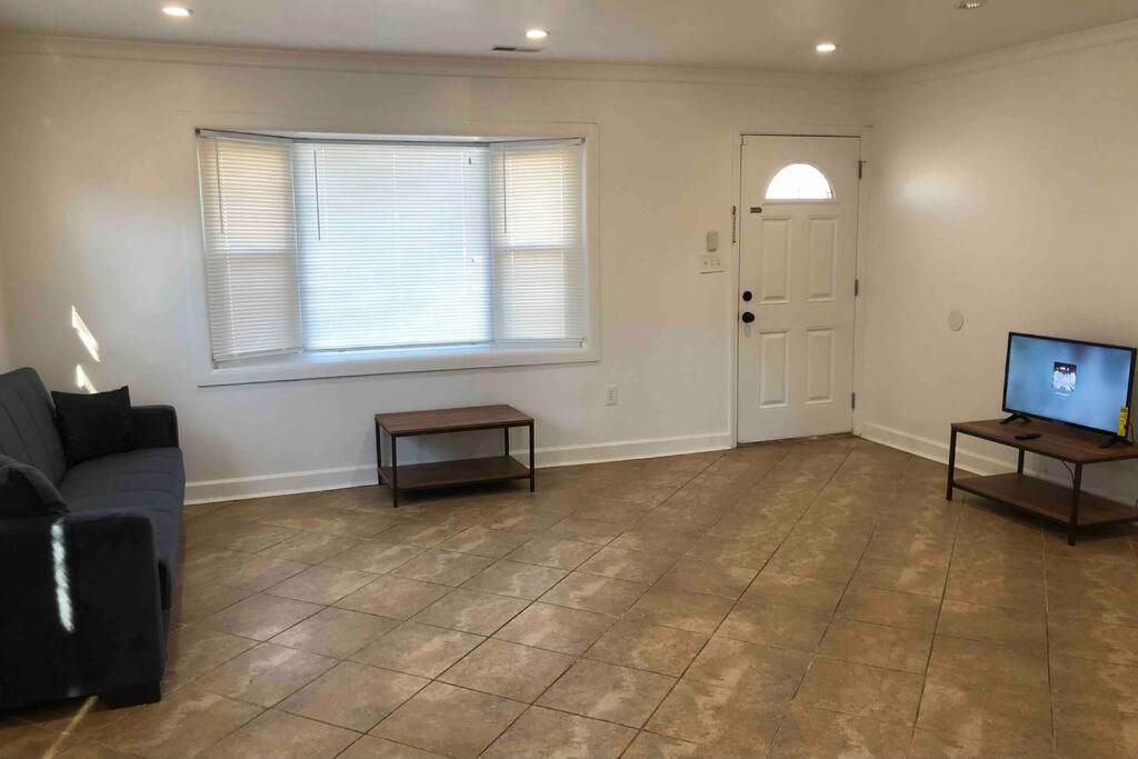 Private 2-bed house 15-min walk NYC train, parking - Housity