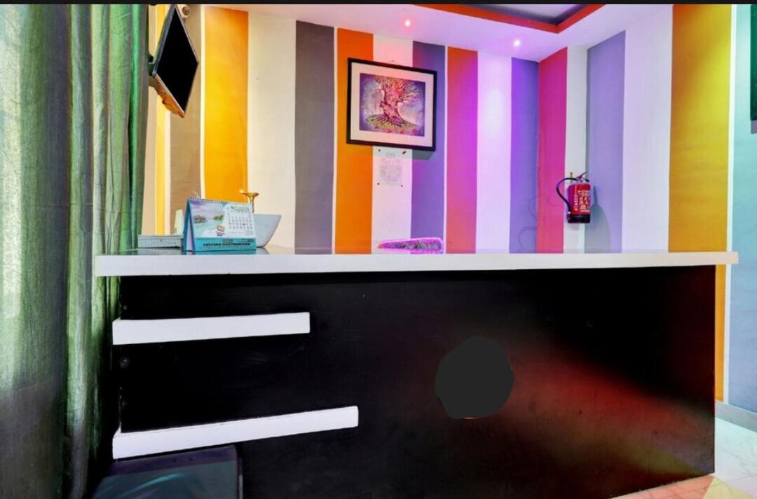 A B Guest House - Housity
