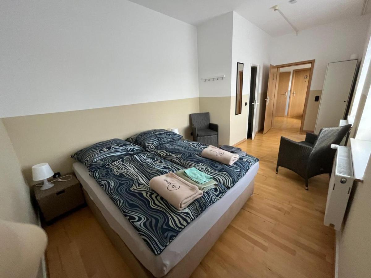 Eigenes Zimmer mit Bad-Pension - Housity