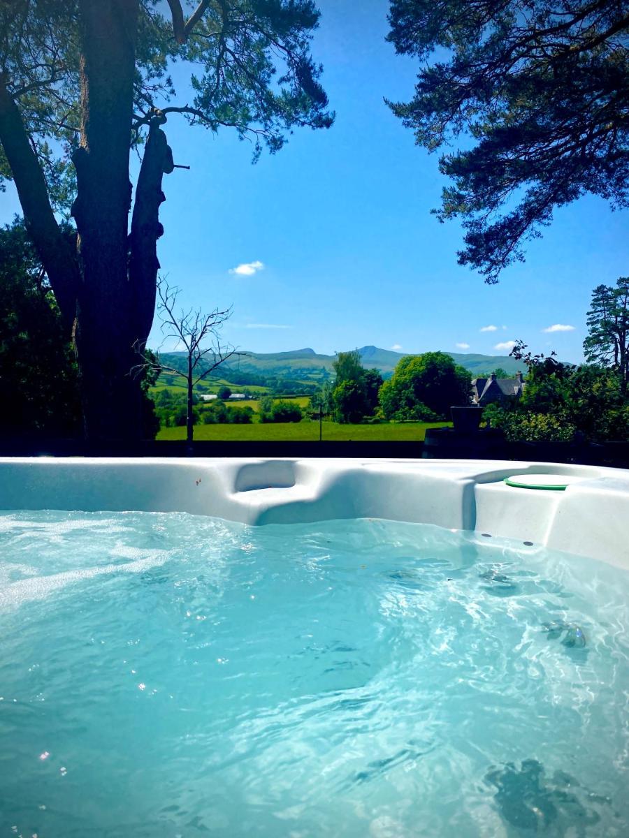 Mountain View Cottage, Hot Tub , Stunning Views - Housity