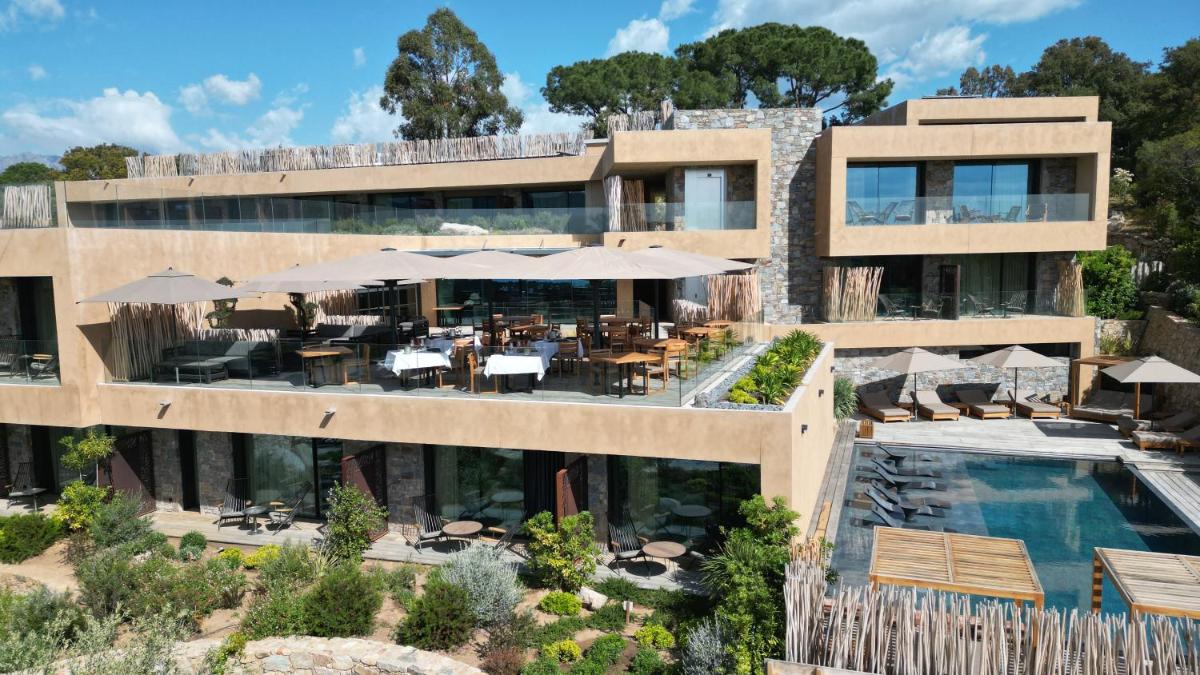 Piscine de l'établissement Les Regalia Hôtel & Spa ou située à proximité