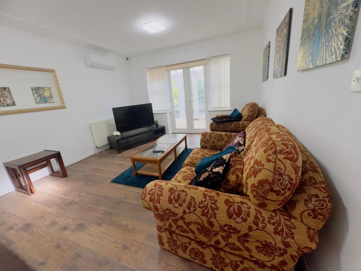 3 Bedroom Steeple Hill House - Housity