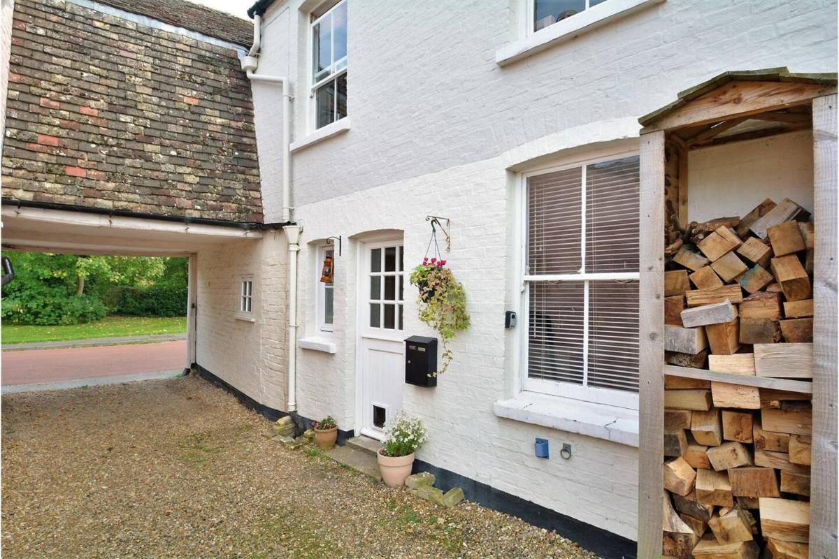 The Holts - Charming 2 Bed Cottage - Housity