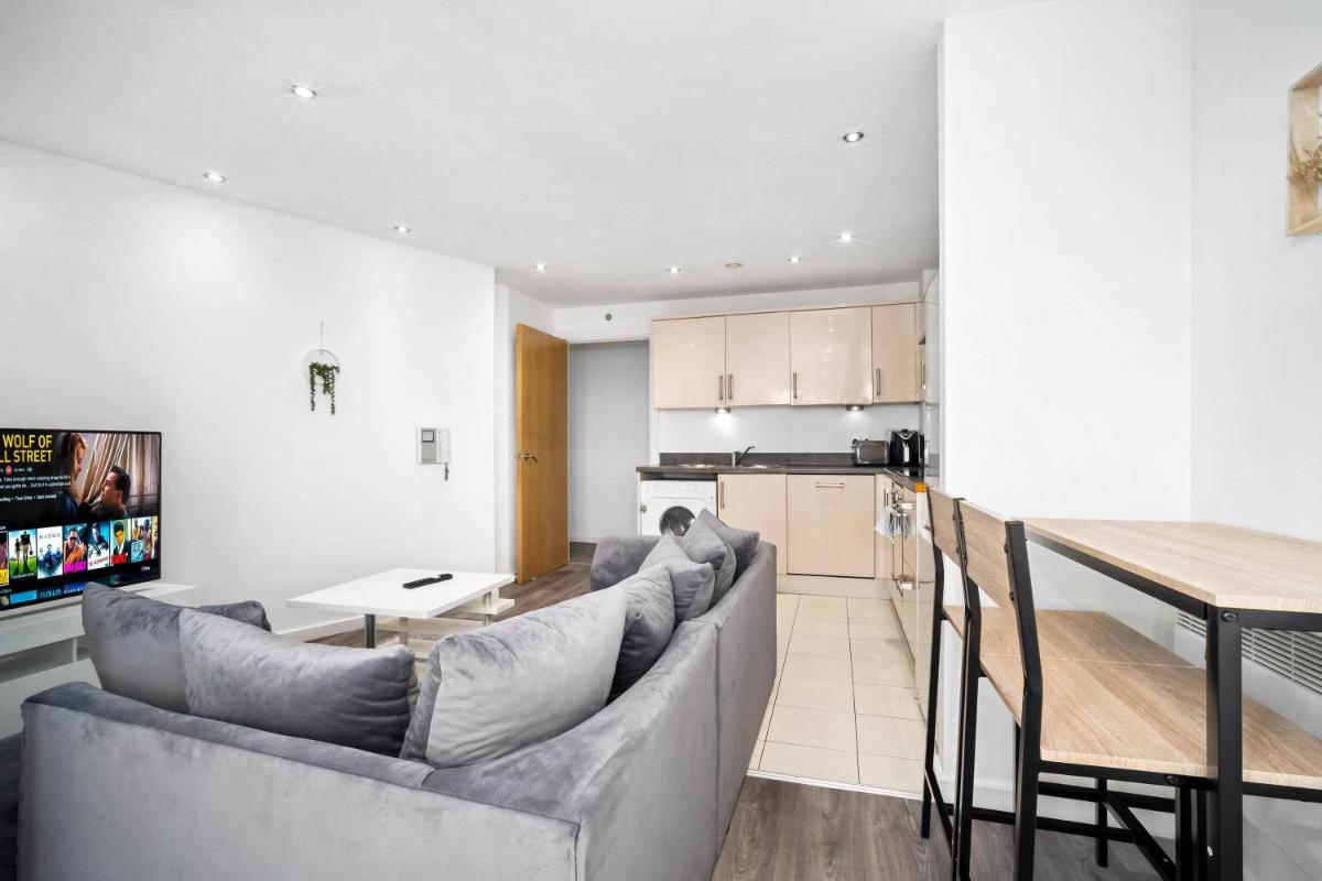 2 Bedroom Apartment With Balcony - FREE PARKING - Housity