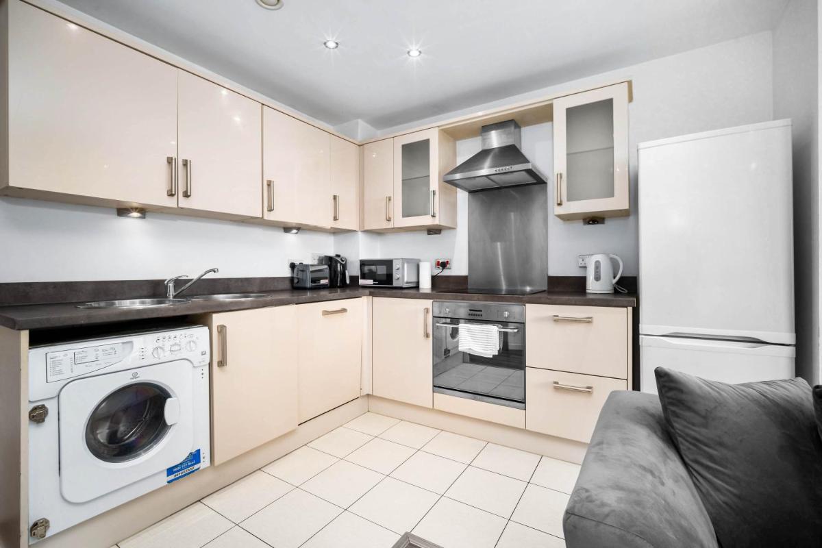 2 Bedroom Apartment With Balcony - FREE PARKING - Housity