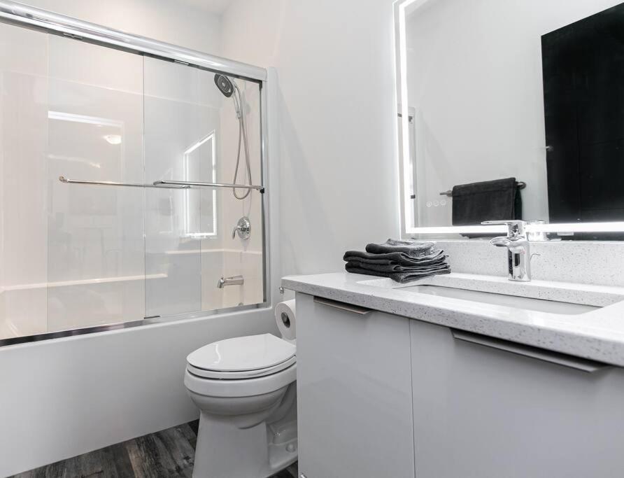 Royal Bay Modern 2 Bedroom Suite - Housity