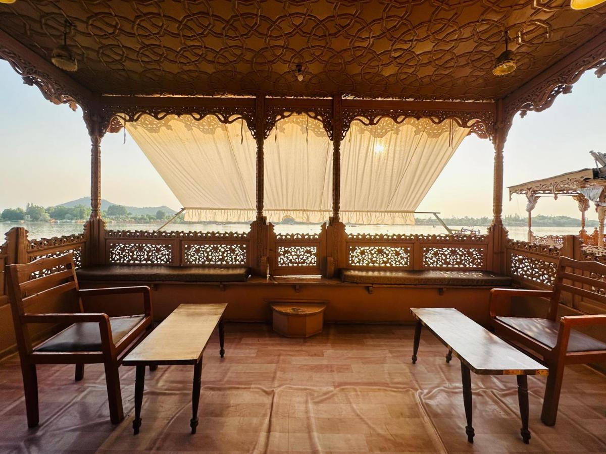 Maharajas palace houseboat - Housity