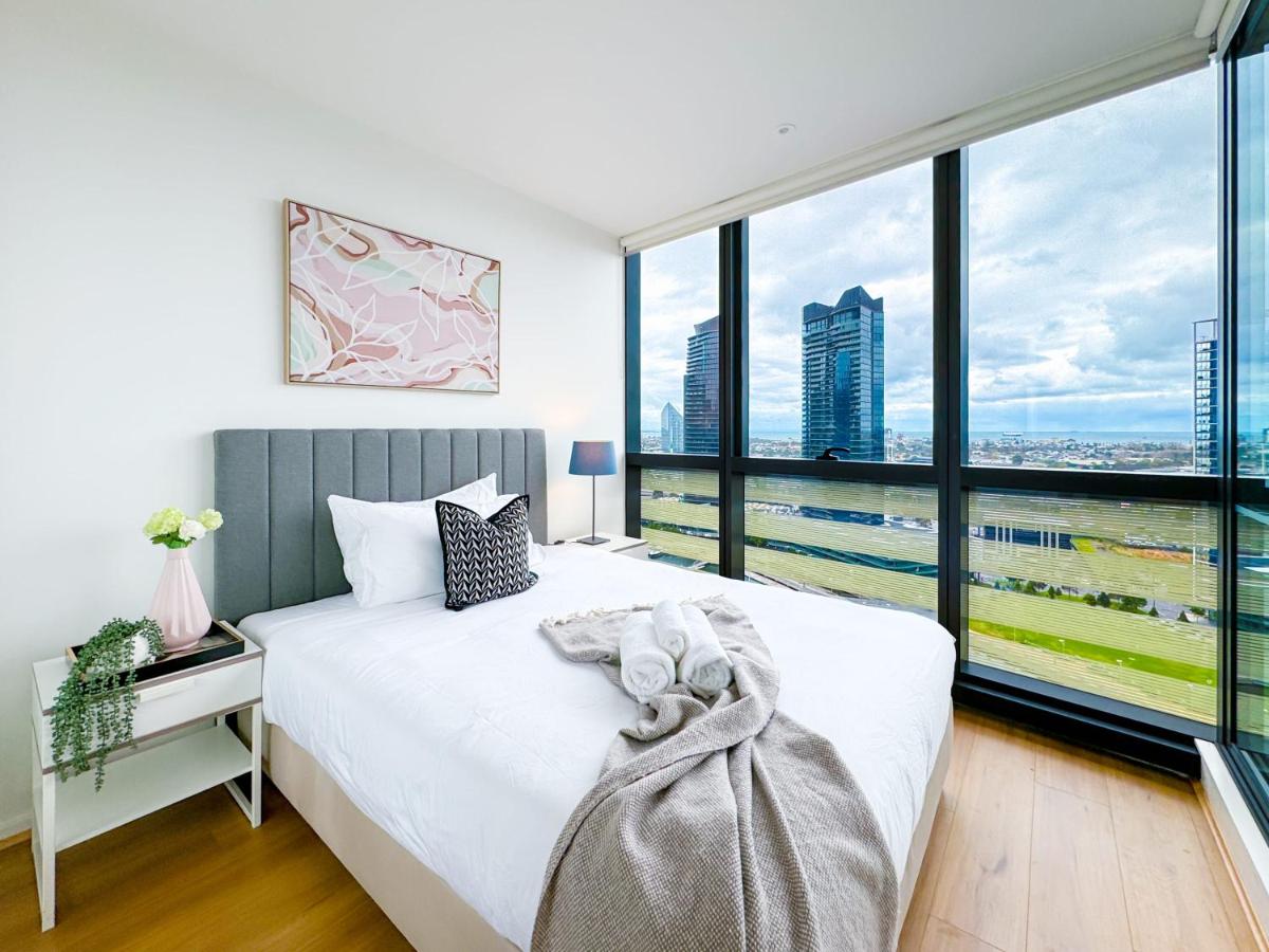 Brilliant Victoria Harbour Waterfront - Housity