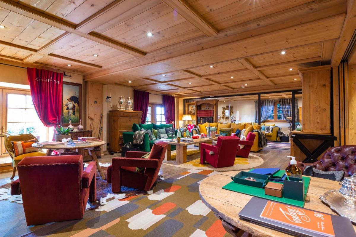 Coin salon dans l'établissement Magic Megève Bois