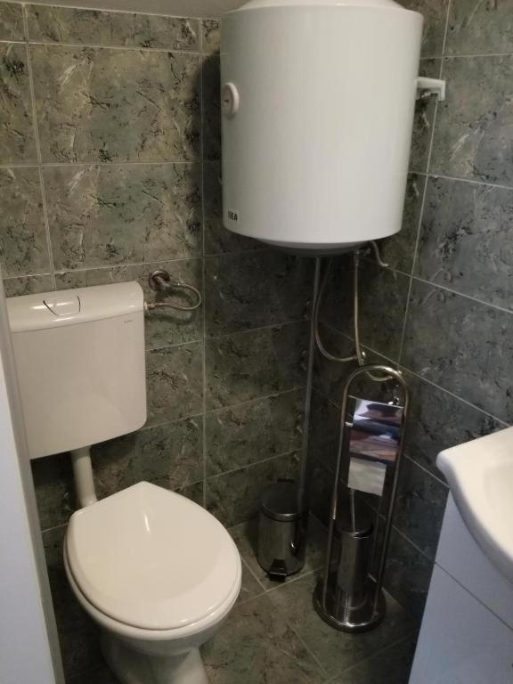 Tri šešira Ljubovija - Housity