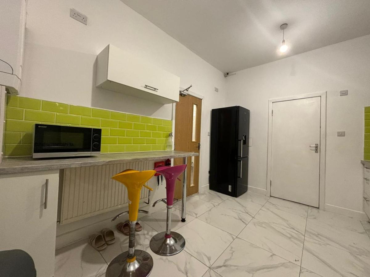 AA STAY LTD TOWN CENTRE Room & Free Park with Wi-Fi & Garden - Housity