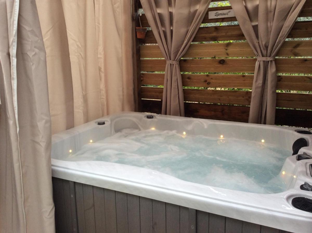 l'Oustaou B&B Piscine & Spa - Housity