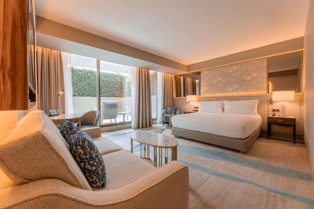 Uma cama ou camas num quarto em Legacy Hotel Cascais, Curio Collection By Hilton