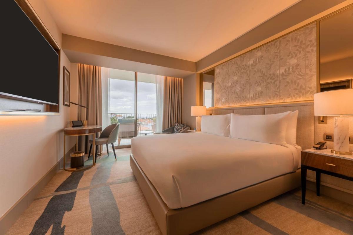 Uma cama ou camas num quarto em Legacy Hotel Cascais, Curio Collection By Hilton