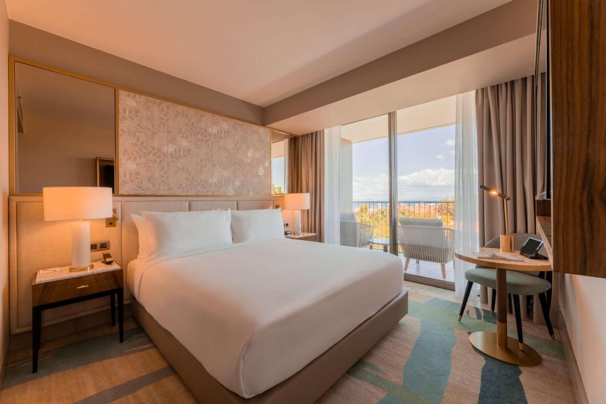 Uma cama ou camas num quarto em Legacy Hotel Cascais, Curio Collection By Hilton