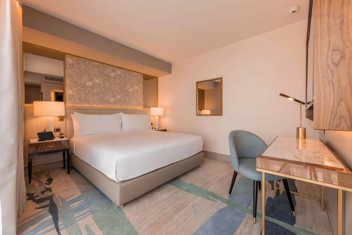 Uma cama ou camas num quarto em Legacy Hotel Cascais, Curio Collection By Hilton