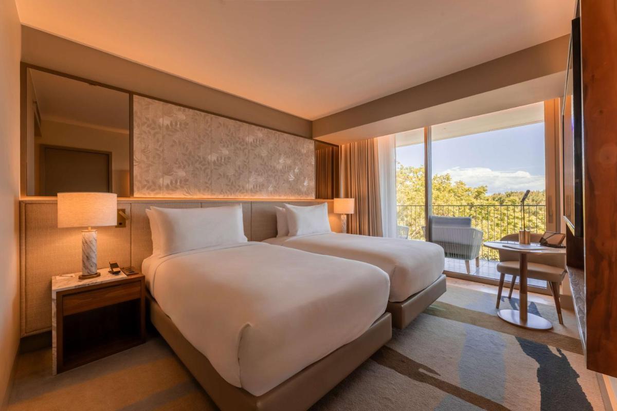 Uma cama ou camas num quarto em Legacy Hotel Cascais, Curio Collection By Hilton