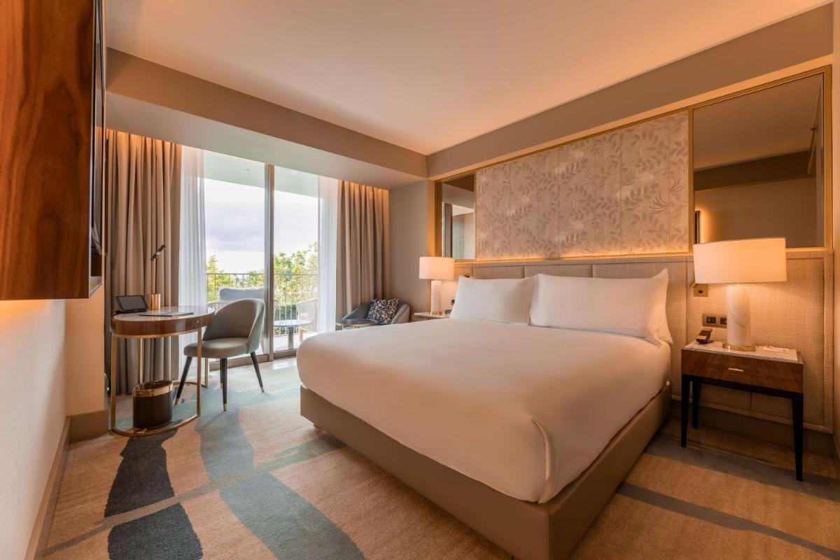 Uma cama ou camas num quarto em Legacy Hotel Cascais, Curio Collection By Hilton